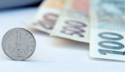 Koruna dopoledne mírně zpevnila k euru, vůči dolaru stagnovala