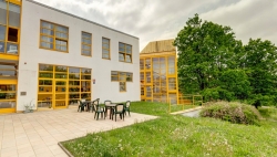 Praha 8 pomáhá i magistrátním domovům pro seniory